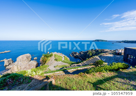 夏の爽やかな朝の青空と青い海と柱状節理の観光スポット東尋坊の景色｜福井県坂井市 105547959