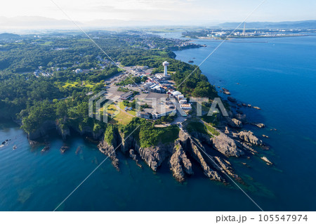 ドローン｜夏の青空と断崖絶壁の観光名所東尋坊を海上から空撮｜福井県坂井市 105547974