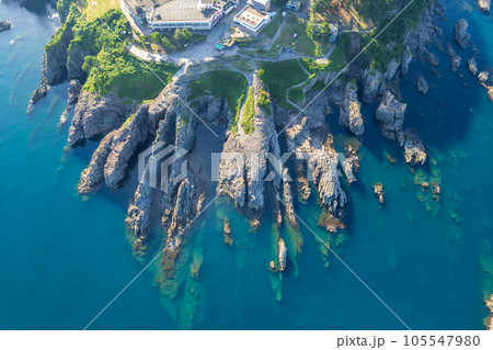 ドローン｜夏の朝日に包まれたと断崖絶壁の観光名所東尋坊を海上から空撮｜福井県坂井市 105547980