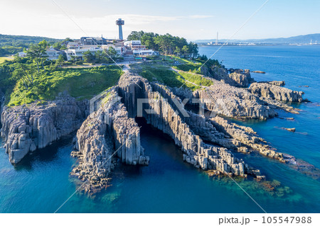 ドローン｜夏の青空と断崖絶壁の観光名所東尋坊を海上から空撮｜福井県坂井市 105547988
