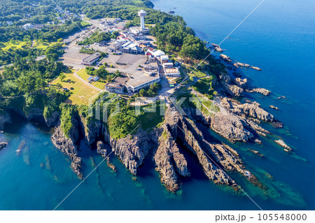ドローン｜夏の朝日に包まれたと断崖絶壁の観光名所東尋坊を海上から空撮｜福井県坂井市 105548000