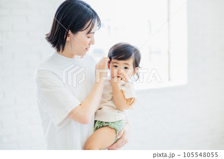 赤ちゃんを抱っこするお母さん 105548055