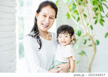 赤ちゃんを抱くおばあちゃん 105548057