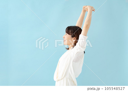 ストレッチをする女性 ビューティー ストレッチをする女性 ビューティー 105548527