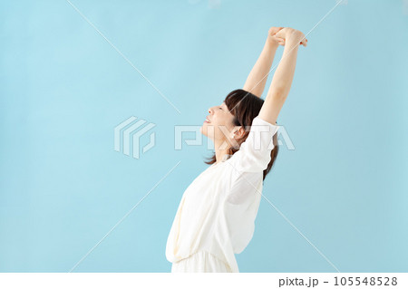 ストレッチをする女性 ビューティー ストレッチをする女性 ビューティー 105548528