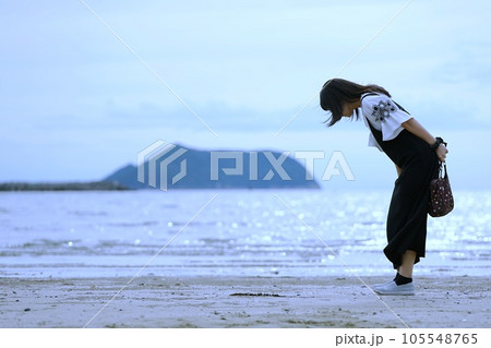 砂浜を歩く女性 和歌山県広川町西広海岸 砂浜を歩く女性 和歌山県広川町西広海岸 105548765
