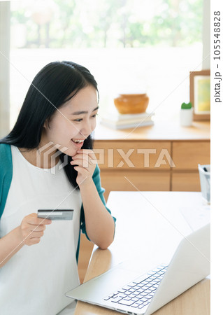 ネットショッピングをする若い女性 105548828
