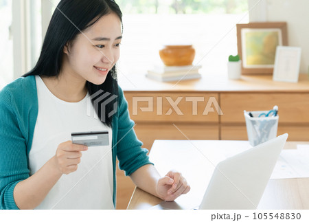 ネットショッピングをする若い女性 ネットショッピングをする若い女性 105548830