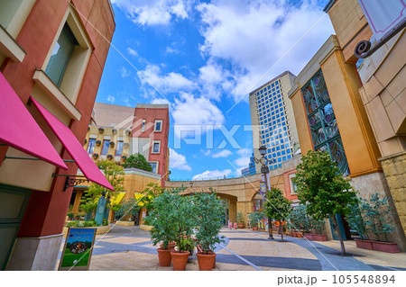 神奈川県川崎市川崎区のイタリア風の街 チネチッタ通りを東に向かって 神奈川県川崎市川崎区のイタリア風の街 チネチッタ通りを東に向かって 105548894