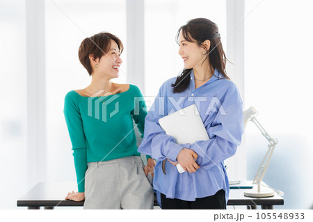 後輩に仕事を教える先輩 後輩に仕事を教える先輩 105548933