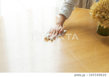 テーブルを拭く女性のパーツカット 105549020