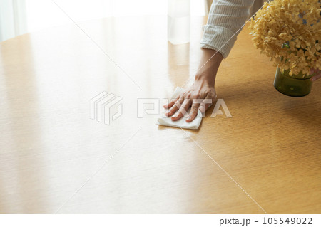 テーブルを拭く女性のパーツカット 105549022