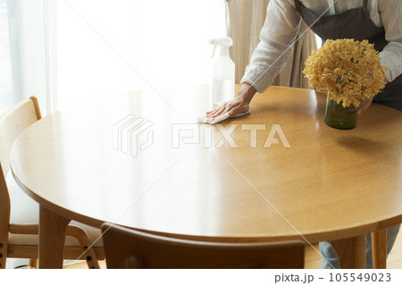テーブルを拭く女性のパーツカット 105549023