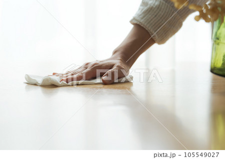 テーブルを拭く女性のパーツカット 105549027
