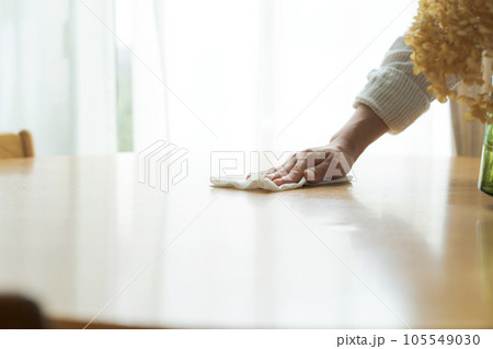 テーブルを拭く女性のパーツカット 105549030