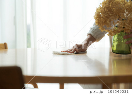 テーブルを拭く女性のパーツカット 105549031