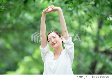 新緑　リフレッシュ　女性 105549056
