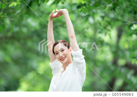 新緑　リフレッシュ　女性 105549063