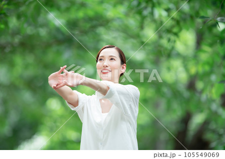 新緑 リフレッシュ 女性 新緑 リフレッシュ 女性 105549069