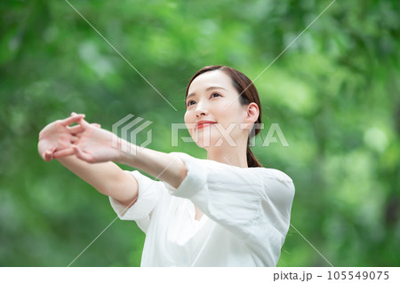 新緑 リフレッシュ 女性 新緑 リフレッシュ 女性 105549075