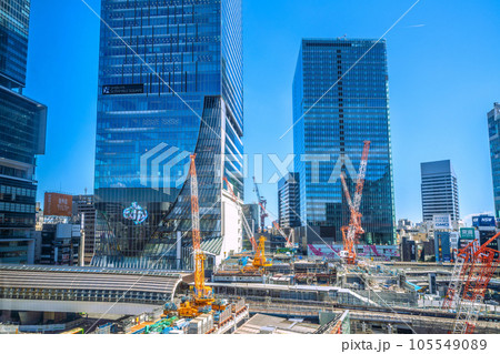 日本の東京都市景観 航空機…渋谷駅やビル群、再開発の大型クレーン、銀座線渋谷駅（中には電車） 105549089