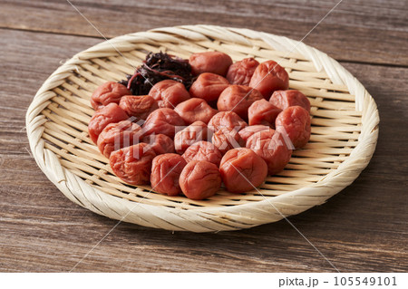 ザルに広げられた梅干 105549101