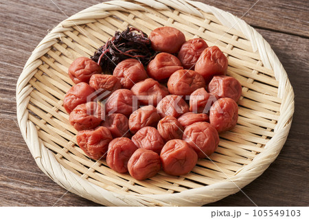 ザルに広げられた梅干 105549103