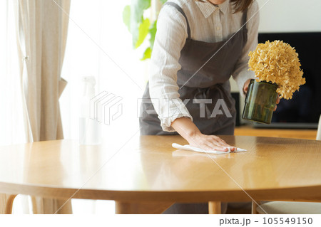 テーブルを拭く女性のパーツカット 105549150