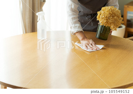 テーブルを拭く女性のパーツカット 105549152