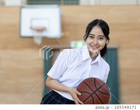バスケットボールと女子高生 105549171