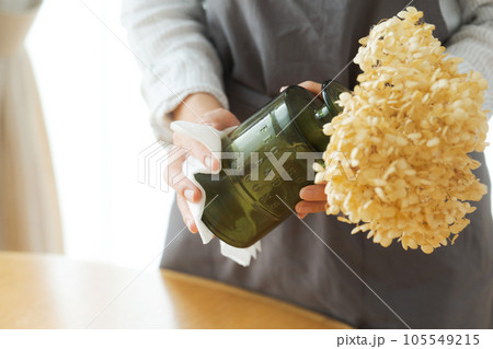 花瓶を拭く女性のパーツカット 花瓶を拭く女性のパーツカット 105549215