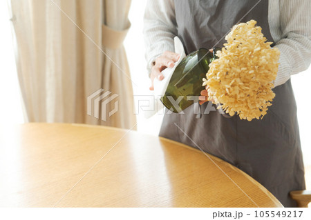 花瓶を拭く女性のパーツカット 105549217