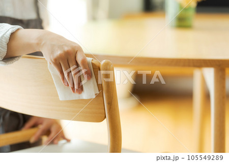 椅子を拭くママのパーツカット 105549289