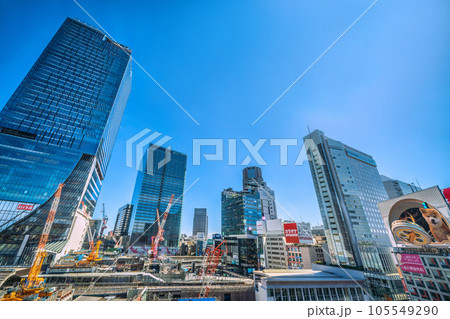 日本の東京都市景観 渋谷駅や渋谷スクランブルスクエアなどのビル群と林立する大型クレーンなどを望む 105549290