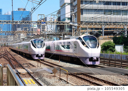 特急列車E657系ひたちのすれ違い　東京都港区芝 105549305