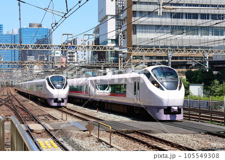 特急列車E657系ひたちのすれ違い　東京都港区芝 105549308