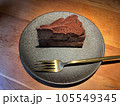 カフェのチョコレートケーキ 105549345