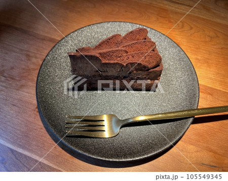 カフェのチョコレートケーキ 105549345