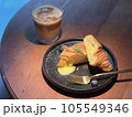 カフェのクロワッサンとアイスカフェラテ 105549346