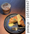カフェのクロワッサンとアイスカフェラテ 105549347
