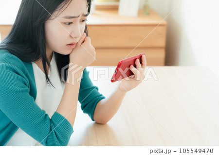 スマートフォンで動画視聴する若い女性 スマートフォンで動画視聴する若い女性 105549470