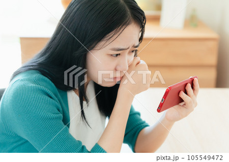 スマートフォンで動画視聴する若い女性 105549472