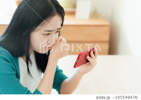 スマートフォンで動画視聴する若い女性 105549476