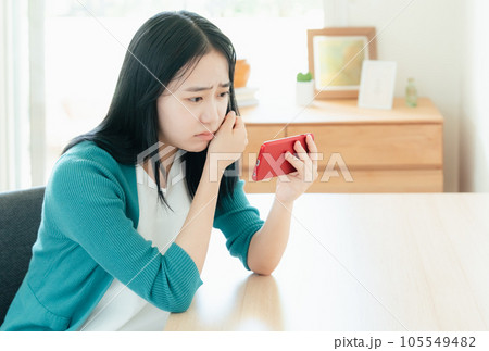 スマートフォンで動画視聴する若い女性 105549482