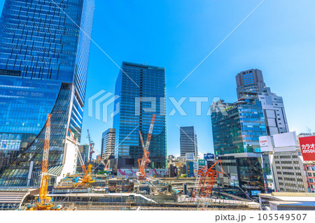 日本の東京都市景観 夏・渋谷駅や渋谷スクランブルスクエアなどのビル群と林立する大型クレーンなどを望む 105549507