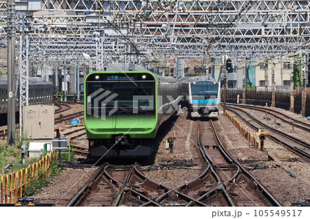 山手線E235系電車と京浜東北線E233系の並走 105549517