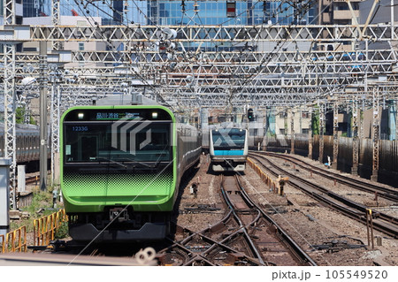 山手線E235系電車と京浜東北線E233系の並走 山手線E235系電車と京浜東北線E233系の並走 105549520