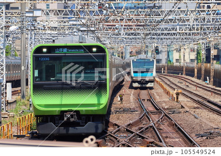 山手線E235系電車と京浜東北線E233系の並走 105549524