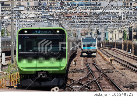 山手線E235系電車と京浜東北線E233系の並走 105549525