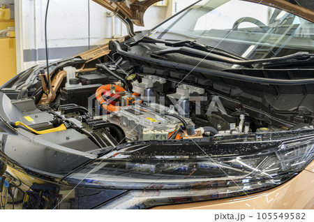 自動車整備工場――電気自動車の点検整備 105549582